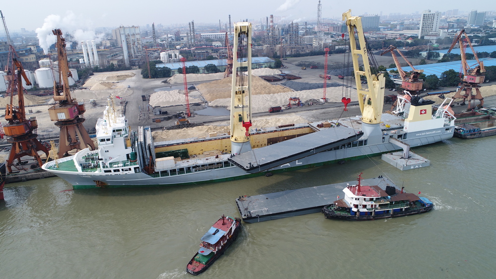 Damen shipping multiple pontoons to Rotterdam 1 lowres