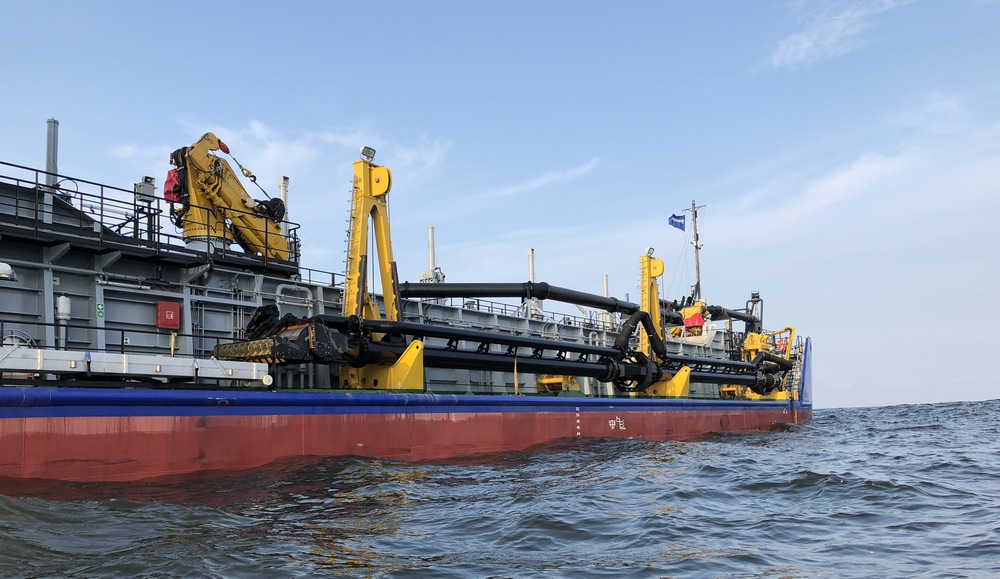 2 The BELOE MORE has been fitted out with a 600 mm trailing pioe for a max dredging depth of 25 m lr
