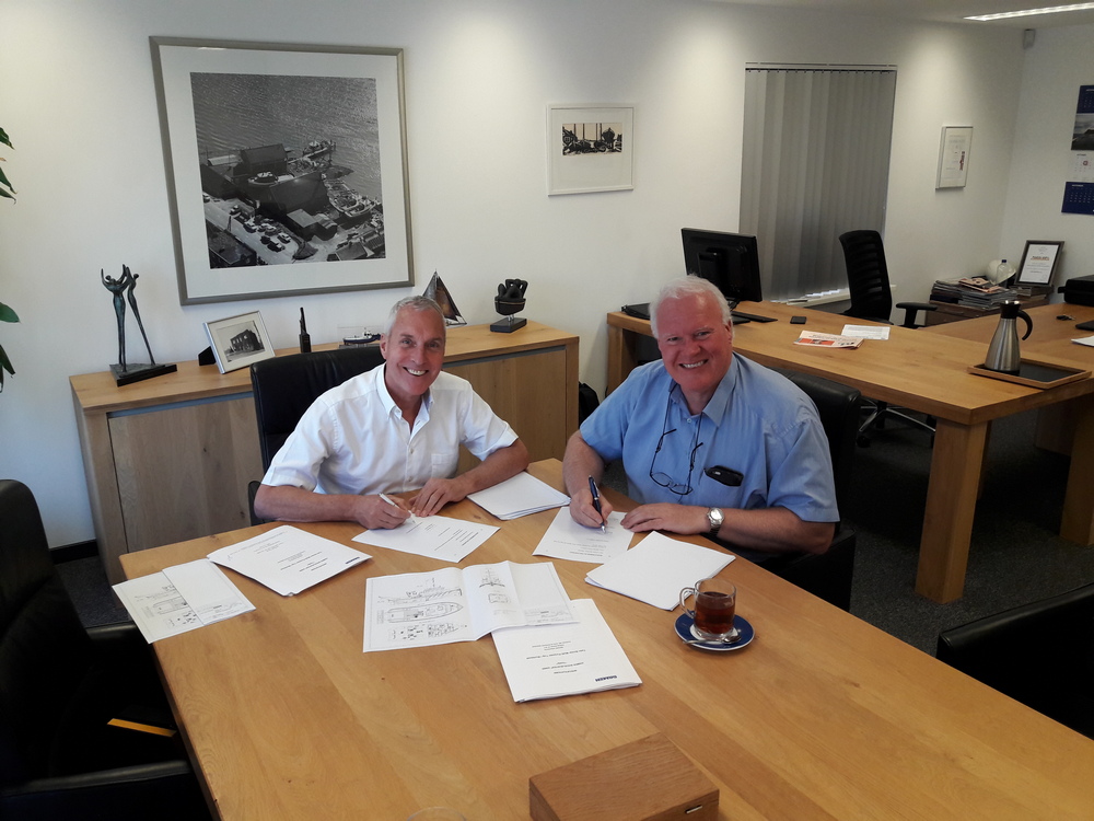 2 Contract signing lowres