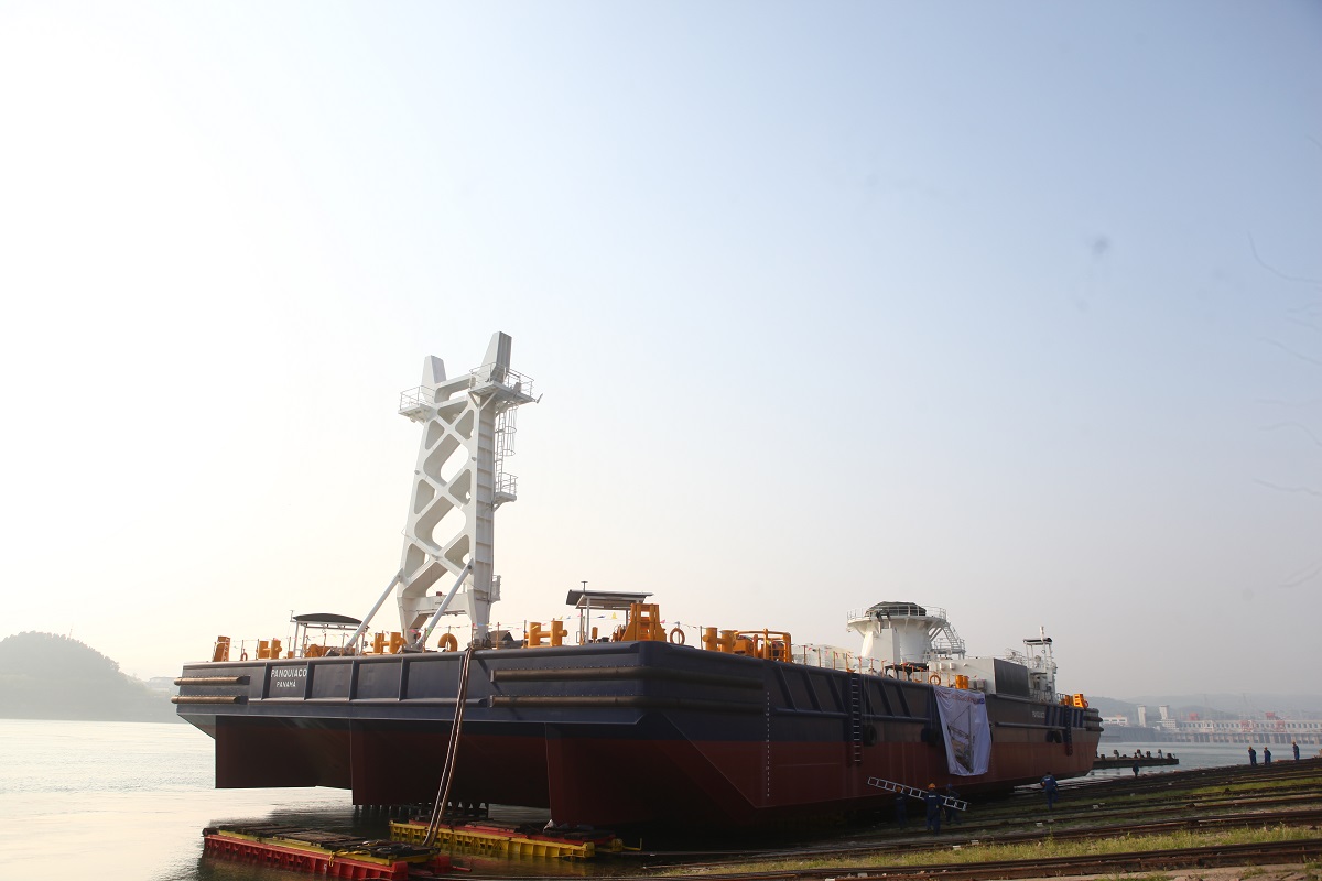 Damen launches Crane Barge in Yichang 2