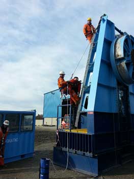 14Aquatics-offshore-team-using-harnesses-and-ladders-to-assemble-modular-reel-drive-system