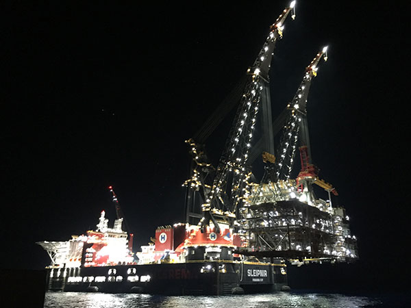 2 Sleipnir installing 15300T Leviathan Topsides world record lift 2