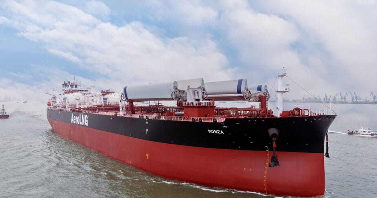 Monza, LR2 Tanker fitted with two 37.5-meter WindWings®.