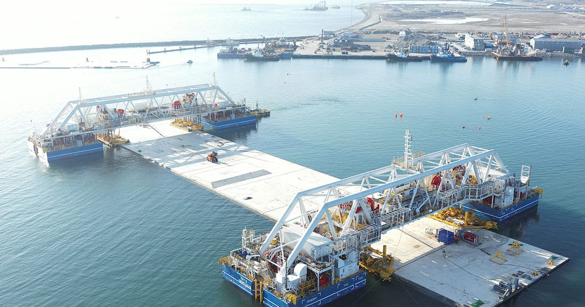 The lifting appliance and pontoons.