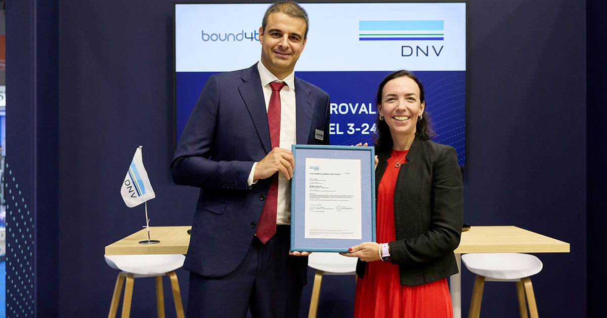 José Miguel Bermúdez, CEO and co-founder of bound4blue, receives the Model 3-24 eSAIL® TADC from Cristina Saenz de Santa María, CEO of DNV Maritime, at Posidonia 2026.