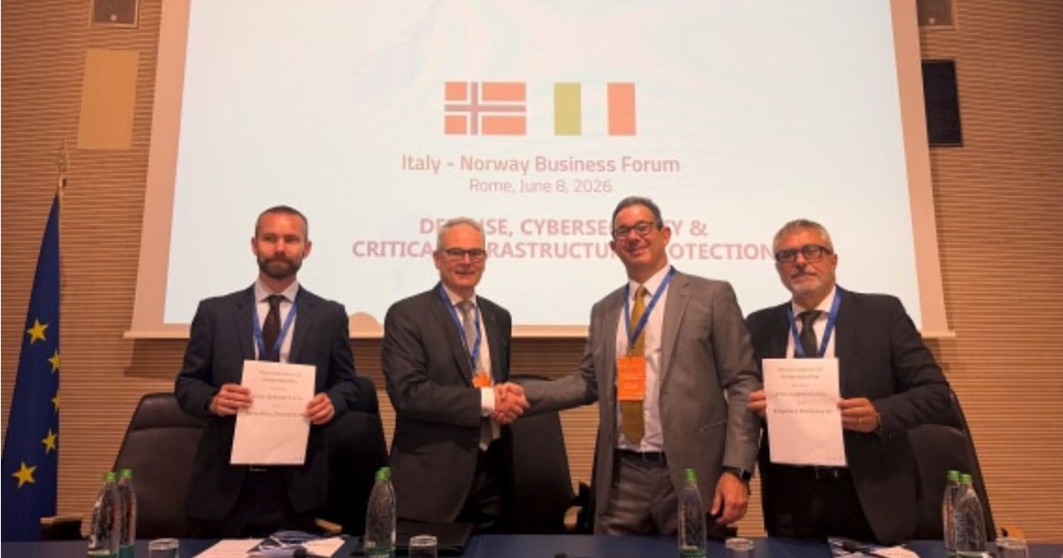 Espen Henriksen, SVP Uncrewed Platforms KONGSBERG, and DRASS CEO Sergio Cappelletti formalize the agreement with a handshake flanked by Sigurd Aksnes Fjerdingen (left), VP Products, Uncrewed Platforms at KONGSBERG, and Marco Bellomo, Technical Director at DRASS.