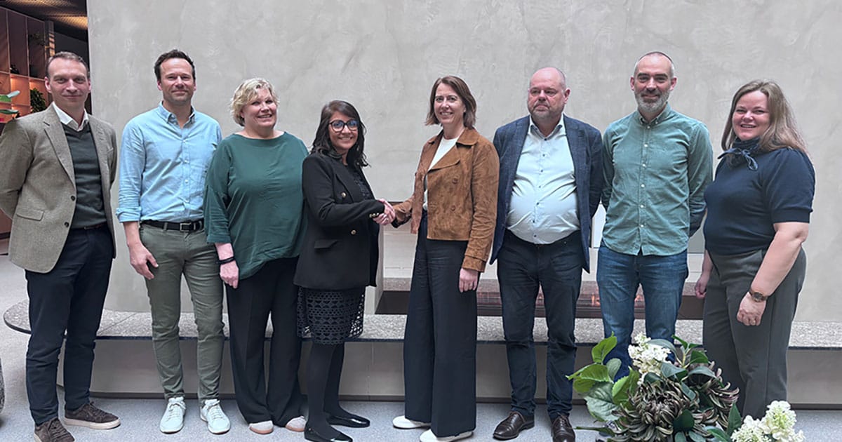 Signing ceremony for the Viridien–Aker BP strategic partnership agreement. From left to right: Petter Tobias Østereng, Supply Chain Manager – D&W & ExpRes, Aker BP; Kent Andorsen, Senior Advanced Geophysicist, Aker BP; Marianne Lefdal, VP GlobalEx – Geoscience, Viridien; Jaswinder Mann, Director Scandinavia – Earth Data, Viridien; Helene Hafslund Veire, VP Exploration & Reservoir Development, Aker BP; Erling Frantzen, SVP EAME – Earth Data, Viridien; Ross Milne, Advanced Geophysicist, Aker BP; Hilde Nordbø, Contracts & Category Professional, Aker BP