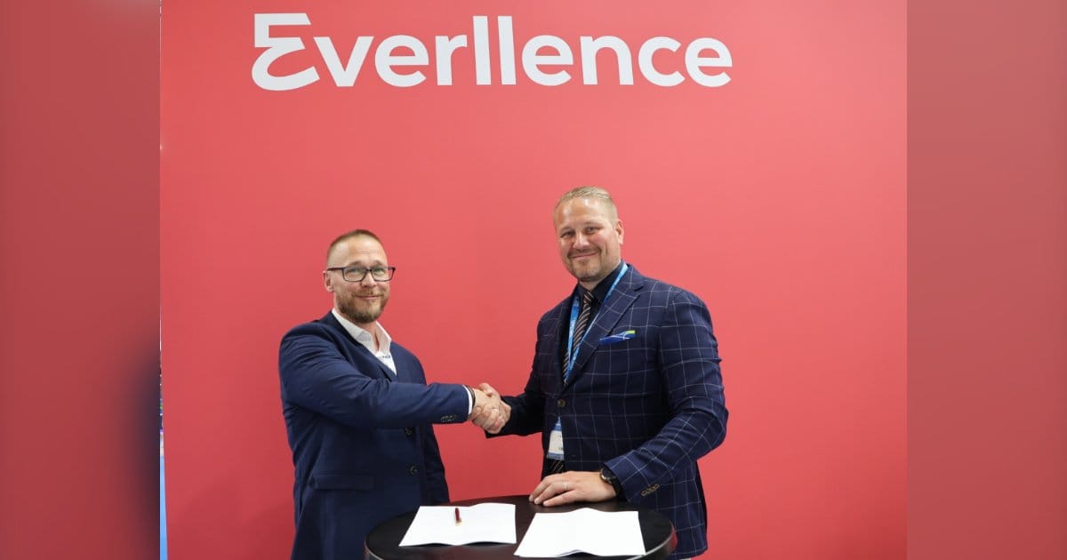 Thomas Andreassen, Global Business Development Manager, Everllence (left) and Henri Kinnunen, CEO WE Tech Solutions, at the signing of the MoU at Posidonia. (Credit: Everllence)