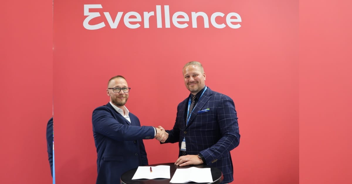 Thomas Andreassen, Global Business Development Manager, Everllence (left) and Henri Kinnunen, CEO WE Tech Solutions, at the signing of the MoU at Posidonia.
