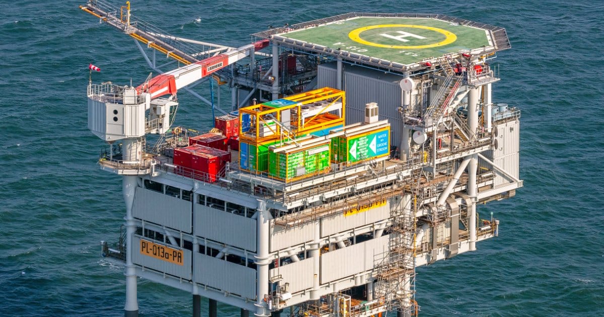 The Q13a-A platform off the coast of Scheveningen, where the PosHYdon pilot is demonstrating that green hydrogen can be produced while natural gas production continues. (The Hague & Partners)
