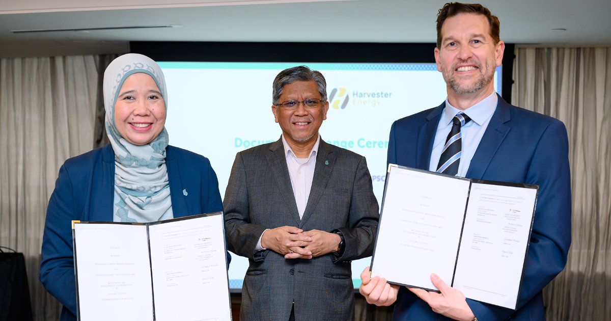 PETRONAS, through Malaysia Petroleum Management (MPM), recently awarded Small Field Asset Production Sharing Contract (SFA PSC) for the Estuary Cluster to Harvester Energy (Malaysia) Sdn. Bhd. Present at ceremony were (from left to right) Senior General Manager of Governance & Strategic Relations, MPM, Nurunnajwa Mohd Aras; Managing Director of Harvester Energy, Christopher Merrick; witnessed by Datuk Ir. Bacho Pilong, SVP of MPM. (Image credit: PETRONAS)
