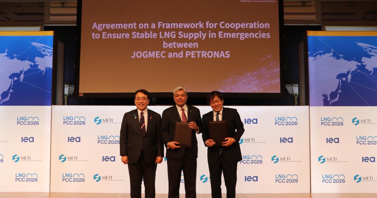 From left: AKAZAWA Ryosei—Minister of Economy, Trade and Industry of Japan (METI); Datuk Adif Zulkifli, EVP & CEO, Gas & Maritime, PETRONAS; and Ichiro Takahara—Chairman & CEO of JOGMEC.