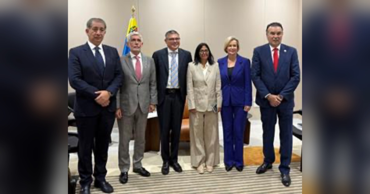 L – R: Camilo Valencia, COO, New Stratus Energy; Jose Francisco Arata, CEO, New Stratus Energy; Lorenzo Simonelli, Chairman & CEO, Baker Hughes; Delcy Rodriguez, Interim President Of Venezuela; Maria Claudia Borras, Chief Growth & Experience Officer & Industrial & Energy Technology, Executive Vice President, Baker Hughes; Hector Fuentes, President & CEO, Lindsayca. (Credit: Baker Hughes)